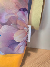 Lade das Bild in den Galerie-Viewer, Große Karo Bag, mit viel Liebe handgenäht,Modell: Blütenpracht