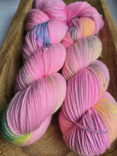 Lade das Bild in den Galerie-Viewer, Kinderlachen Oasis400 Velvet Touch, Fingering weight,100 Gramm, 400 Meter, mit Liebe handgefärbt.