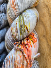 Lade das Bild in den Galerie-Viewer, Starbreeze Lufttänzer und Wolkenfreundin Velvet Touch, Fingering weight,100 Gramm + MiniSkein 400 Meter + 80 Meter, mit Liebe handgefärbt. FARBE: Grau