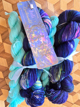 Lade das Bild in den Galerie-Viewer, Monatsfärbung Juli 2026 Zauberwald, Velvet Touch, Fingering weight, 100 Gramm, 400 Meter mit MiniSkein