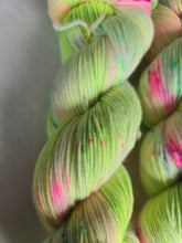 Lade das Bild in den Galerie-Viewer, Kariba Set Velvet Touch, Fingering weight,200 Gramm, 800 Meter, mit Liebe handgefärbt. FARBE: neon grün