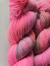 Lade das Bild in den Galerie-Viewer, Kariba Set Velvet Touch, Fingering weight,200 Gramm, 800 Meter, mit Liebe handgefärbt. FARBE: rosa pink Farbe ist viel mehr rosa!
