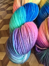 Lade das Bild in den Galerie-Viewer, Bonnie, Velvet Touch, Fingering weight,100 Gramm, 400 Meter, mit Liebe handgefärbt. FARBE: Bonnie