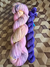 Lade das Bild in den Galerie-Viewer, BLÜTENZAUBER mit MiniSkein, Velvet Touch, Fingering weight,100 Gramm, 400 Meter, mit Liebe handgefärbt. FARBE: Blütenzauber)