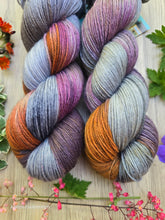 Lade das Bild in den Galerie-Viewer, Freundschaft Oasis400 Velvet Touch, Fingering weight,100 Gramm, 400 Meter, mit Liebe handgefärbt.