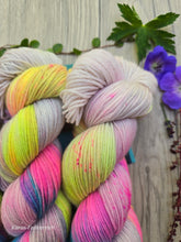 Lade das Bild in den Galerie-Viewer, Zirkus Oasis400 Velvet Touch, Fingering weight,100 Gramm, 400 Meter, mit Liebe handgefärbt.