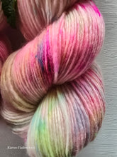 Lade das Bild in den Galerie-Viewer, Hubba Bubba 2.0 Single Garn , Fingering, 100 Gramm , 400 Meter , mit Liebe handgefärbt