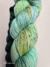 Lade das Bild in den Galerie-Viewer, Drachenreiter Set, Liebe Oasis400 Velvet Touch, Fingering weight mit MiniSkein 480 Meter, mit Liebe handgefärbt.
