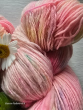 Lade das Bild in den Galerie-Viewer, Hubba Bubba 2.0 Single Garn , Fingering, 100 Gramm , 400 Meter , mit Liebe handgefärbt