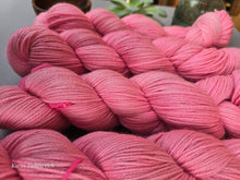 Lade das Bild in den Galerie-Viewer, Neu im Shop, , Alpaca Traum- Set, Alpaca, Merino, Seide 400 Gramm, 400 Meter mit Liebe handgefärbt.