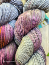 Lade das Bild in den Galerie-Viewer, Freundschaft Oasis400 Velvet Touch, Fingering weight,100 Gramm, 400 Meter, mit Liebe handgefärbt.