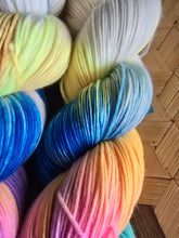 Lade das Bild in den Galerie-Viewer, Bonnie, Velvet Touch, Fingering weight,100 Gramm, 400 Meter, mit Liebe handgefärbt. FARBE: Bonnie