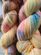 Lade das Bild in den Galerie-Viewer, LACHGUMMI Oasis400 Velvet Touch, Fingering weight,100 Gramm, 400 Meter, mit Liebe handgefärbt.