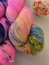 Lade das Bild in den Galerie-Viewer, Purpurblitz Single Garn , Fingering, 100 Gramm , 400 Meter , mit Liebe handgefärbt