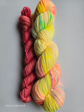 Lade das Bild in den Galerie-Viewer, Feenstaub Set, Liebe Oasis400 Velvet Touch, Fingering weight mit MiniSkein 480 Meter, mit Liebe handgefärbt.