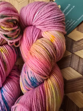 Lade das Bild in den Galerie-Viewer, Zauberbrause, Velvet Touch, Fingering weight,100 Gramm, 400 Meter, mit Liebe handgefärbt.