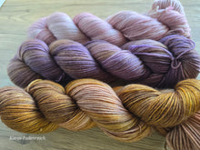 Lade das Bild in den Galerie-Viewer, Bao Bao Set Nummer 5, Oasis400 Velvet touch, Fingering weight,100 Gramm, 1200 Meter, mit Liebe handgefärbt.