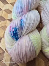 Lade das Bild in den Galerie-Viewer, Bambiboo Oasis400 Velvet Touch, Fingering weight,100 Gramm, 400 Meter, mit Liebe handgefärbt.