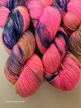 Lade das Bild in den Galerie-Viewer, Purpurblitz Single Garn , Fingering, 100 Gramm , 400 Meter , mit Liebe handgefärbt