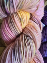 Lade das Bild in den Galerie-Viewer, BLÜTENZAUBER mit MiniSkein, Velvet Touch, Fingering weight,100 Gramm, 400 Meter, mit Liebe handgefärbt. FARBE: Blütenzauber)