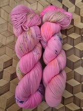 Lade das Bild in den Galerie-Viewer, Glücksbärchi, Oasis400 Velvet Touch, Fingering weight,100 Gramm, 400 Meter, mit Liebe handgefärbt.