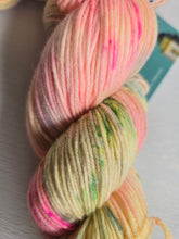 Lade das Bild in den Galerie-Viewer, Lachgummi Velvet Touch, Fingering weight,100 Gramm, 400 Meter, mit Liebe handgefärbt.
