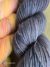 Lade das Bild in den Galerie-Viewer, Bao Bao Set Nummer 2, Oasis400 Velvet touch, Fingering weight,100 Gramm, 1200 Meter, mit Liebe handgefärbt.