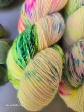 Lade das Bild in den Galerie-Viewer, Frohnatur,  Single Garn , Fingering, 100 Gramm , 400 Meter , mit Liebe handgefärbt