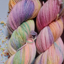 Lade das Bild in den Galerie-Viewer, Hubba Bubba 🍭 80/20 er SoWo- Base, Einzelstrang, handgefärbt in Liebe