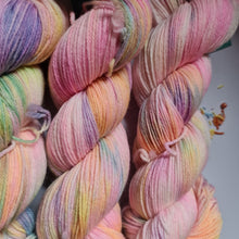 Lade das Bild in den Galerie-Viewer, Hubba Bubba 🍭 80/20 er SoWo- Base, Einzelstrang, handgefärbt in Liebe