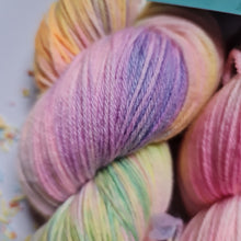 Lade das Bild in den Galerie-Viewer, Hubba Bubba 🍭 80/20 er SoWo- Base, Einzelstrang, handgefärbt in Liebe