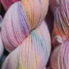 Lade das Bild in den Galerie-Viewer, Hubba Bubba 🍭 80/20 er SoWo- Base, Einzelstrang, handgefärbt in Liebe