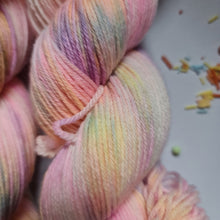 Lade das Bild in den Galerie-Viewer, Hubba Bubba 🍭 80/20 er SoWo- Base, Einzelstrang, handgefärbt in Liebe
