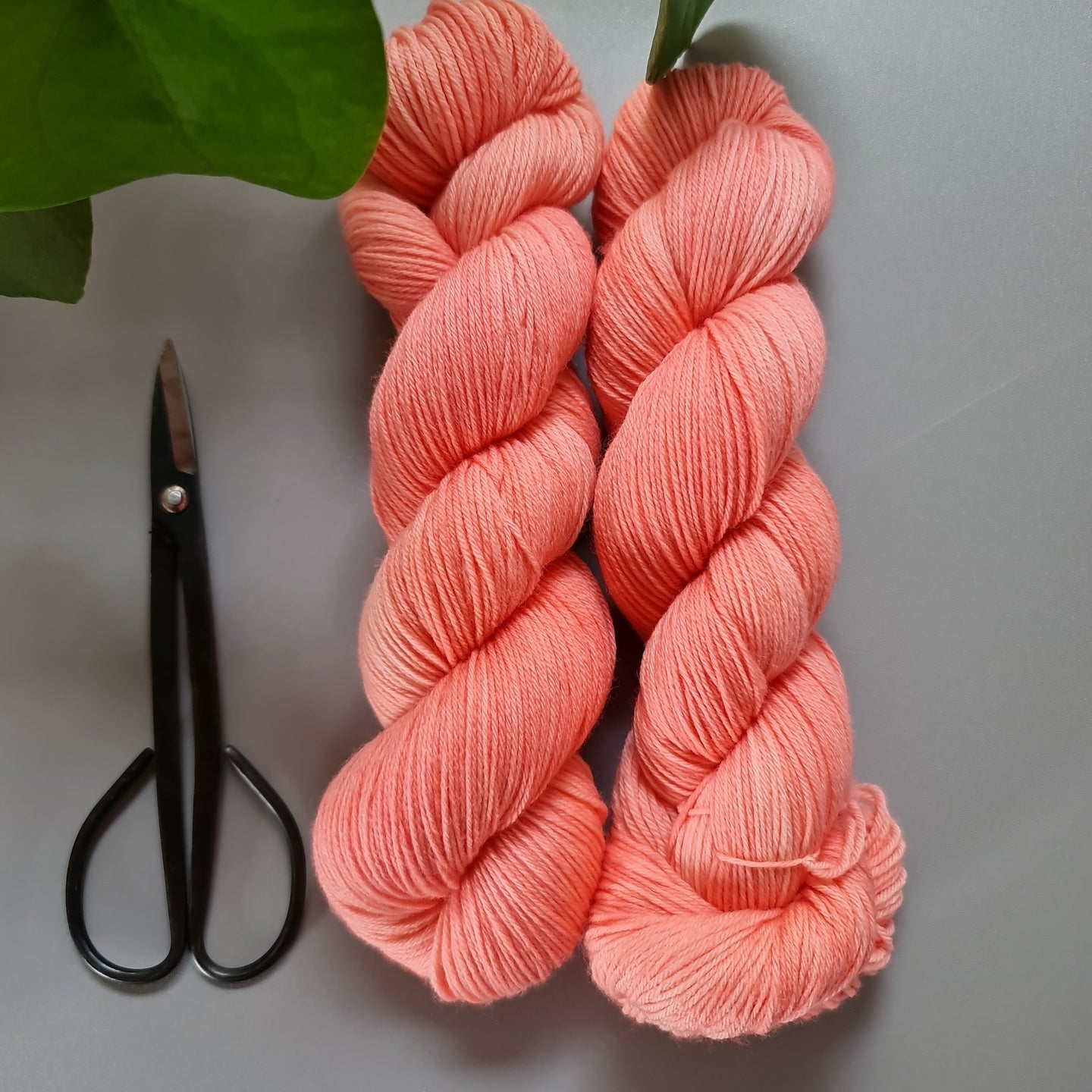 ⭐ Coral Pink 80/20 er Fingering- Base, 80/20er von Atelier Zitron, Wunschfärbung möglich!