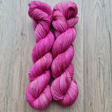 Lade das Bild in den Galerie-Viewer, Kirschblüte Luxery Perlgarn Merino Lace  600 Meter, Freude pur beim Verstricken, mit Liebe handgefärbt.
