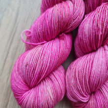 Lade das Bild in den Galerie-Viewer, Kirschblüte Luxery Perlgarn Merino Lace  600 Meter, Freude pur beim Verstricken, mit Liebe handgefärbt.
