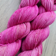 Lade das Bild in den Galerie-Viewer, Kirschblüte Luxery Perlgarn Merino Lace  600 Meter, Freude pur beim Verstricken, mit Liebe handgefärbt.
