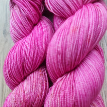 Lade das Bild in den Galerie-Viewer, Kirschblüte Luxery Perlgarn Merino Lace  600 Meter, Freude pur beim Verstricken, mit Liebe handgefärbt.
