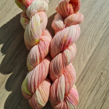 Lade das Bild in den Galerie-Viewer, Streicheleinheit Peach Single Liebe, Merino Lace  580 Meter, Freude pur beim Verstricken, mit Liebe handgefärbt.
