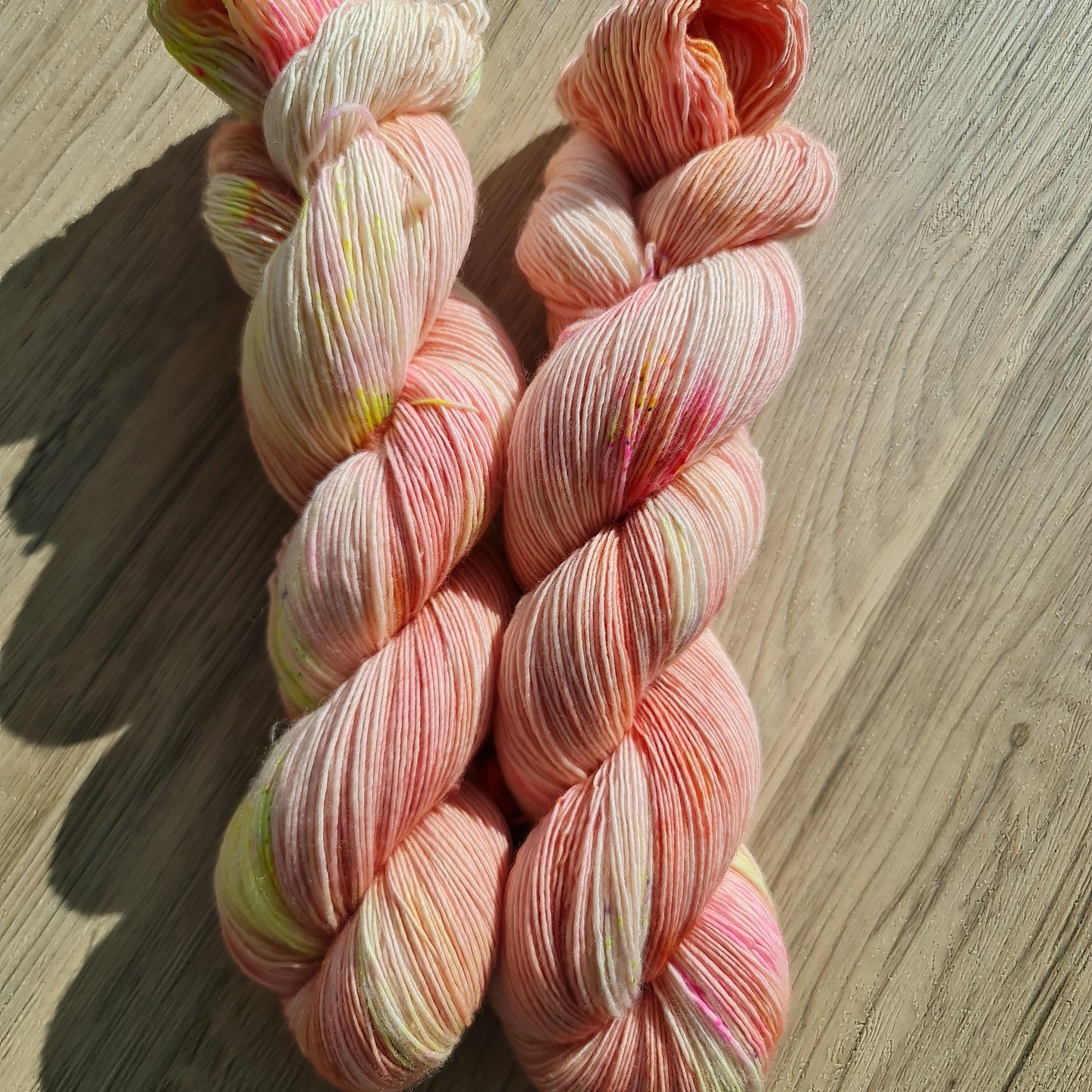 Streicheleinheit Peach Single Liebe, Merino Lace  580 Meter, Freude pur beim Verstricken, mit Liebe handgefärbt.