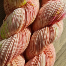 Lade das Bild in den Galerie-Viewer, Streicheleinheit Peach Single Liebe, Merino Lace  580 Meter, Freude pur beim Verstricken, mit Liebe handgefärbt.
