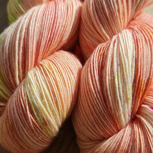 Lade das Bild in den Galerie-Viewer, Streicheleinheit Peach Single Liebe, Merino Lace  580 Meter, Freude pur beim Verstricken, mit Liebe handgefärbt.
