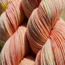 Lade das Bild in den Galerie-Viewer, Streicheleinheit Peach Single Liebe, Merino Lace  580 Meter, Freude pur beim Verstricken, mit Liebe handgefärbt.
