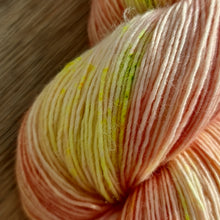 Lade das Bild in den Galerie-Viewer, Streicheleinheit Peach Single Liebe, Merino Lace  580 Meter, Freude pur beim Verstricken, mit Liebe handgefärbt.
