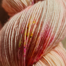 Lade das Bild in den Galerie-Viewer, Streicheleinheit Peach Single Liebe, Merino Lace  580 Meter, Freude pur beim Verstricken, mit Liebe handgefärbt.
