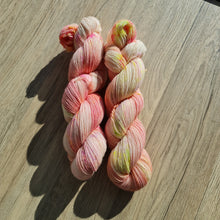 Lade das Bild in den Galerie-Viewer, Streicheleinheit Peach Single Liebe, Merino Lace  580 Meter, Freude pur beim Verstricken, mit Liebe handgefärbt.
