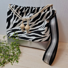 Lade das Bild in den Galerie-Viewer, Kleine Karo Bag mit viel Liebe handgenäht, Modell Zebra
