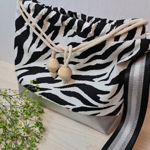 Lade das Bild in den Galerie-Viewer, Kleine Karo Bag mit viel Liebe handgenäht, Modell Zebra
