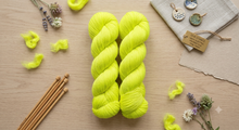 Lade das Bild in den Galerie-Viewer, Neonci,  Velvet Touch, Fingering weight,100 Gramm, 400 Meter, mit Liebe handgefärbt.
