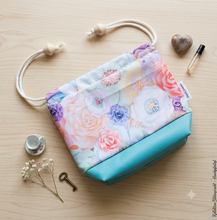Lade das Bild in den Galerie-Viewer, Kleine Karo Bag mit viel Liebe handgenäht, Modell: Blütenpracht
